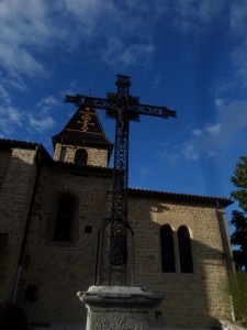 La croix à côté de l'église